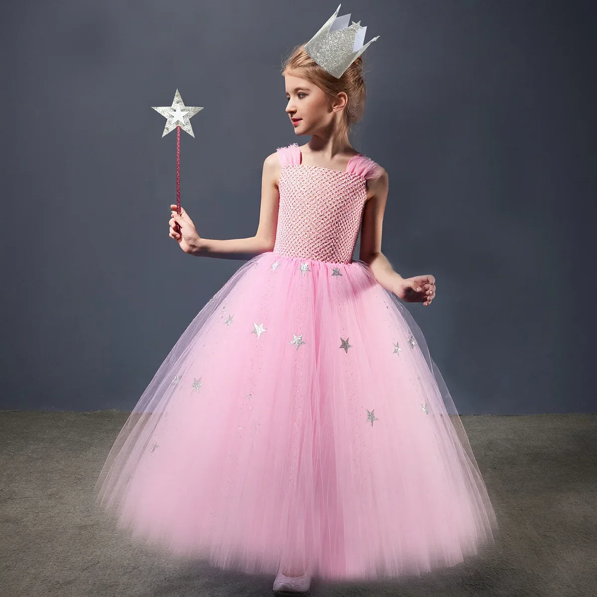 Sparkly Pink Glinda Witch Costumes for Girls Halloween Long Tutu Dress with Silver Stars Puff Sleeves Princess Ball Gown Outfit
Sparkly Pink Glinda Witch Costumes for Girls Halloween Long Tutu Dress with Silver Stars Puff Sleeves Princess Ball Gown Outfit