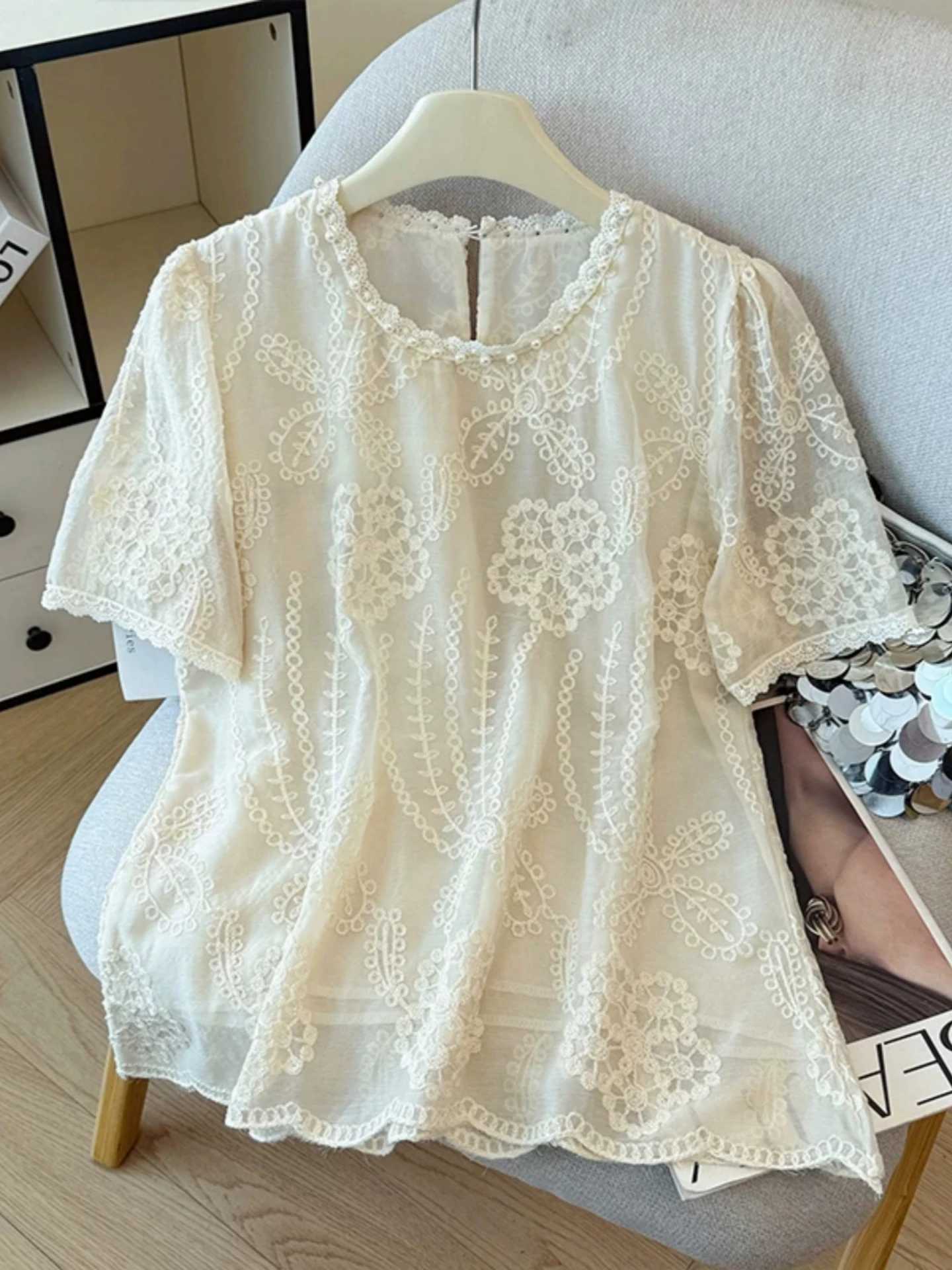 Lace Embroidery Short Sleeve Base Shirt Women Summer New plus Size Fat MM Slimming High-End Heavy Bead Top Korean Style Commute
Lace Embroidery Short Sleeve Base Shirt Women Summer New plus Size Fat MM Slimming High-End Heavy Bead Top Korean Style Commute