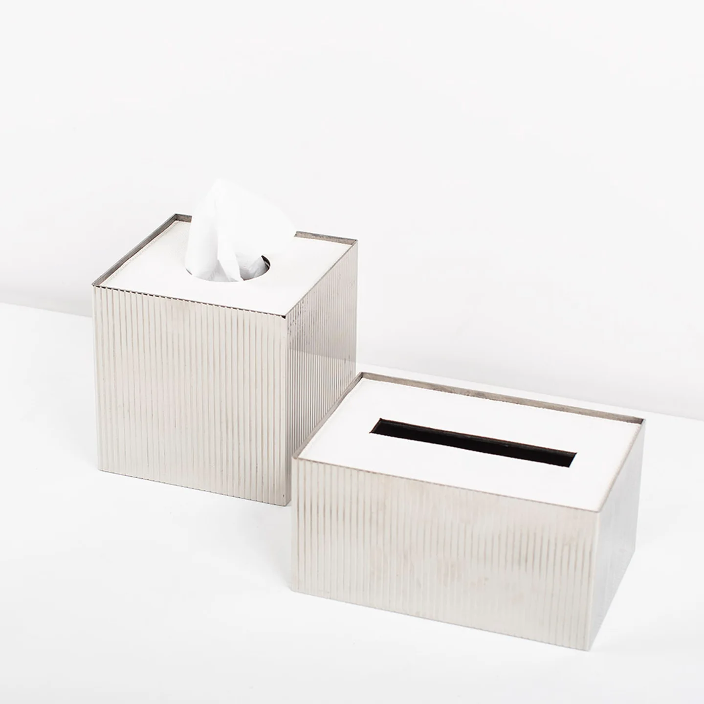 Simple striped square stainless steel tissue box suitable for bedroom study bedside table model room decoration
Simple striped square stainless steel tissue box suitable for bedroom study bedside table model room decoration