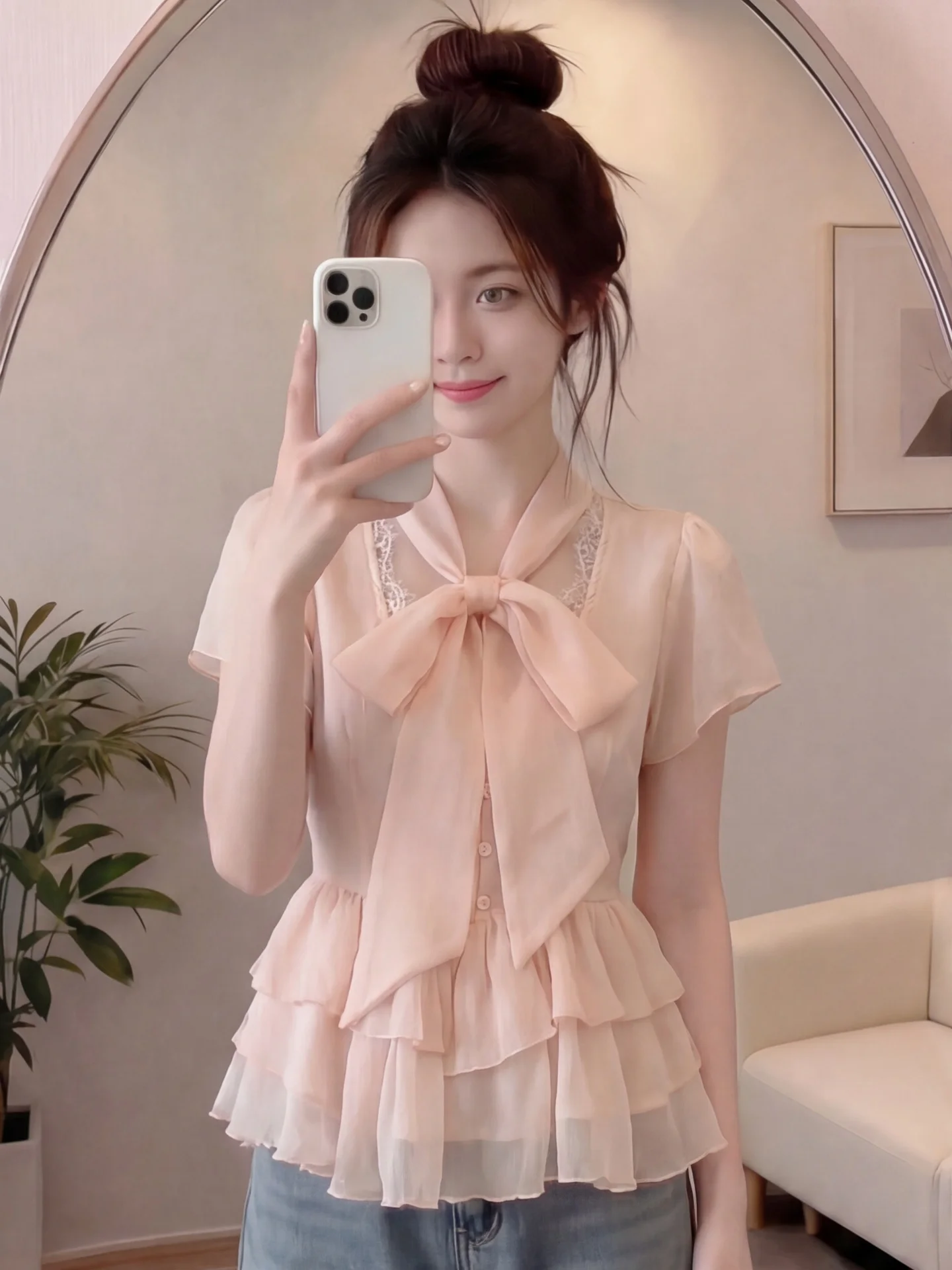 Elegant Lace Chiffon Top Women Summer Fashionable Gentle Style Short Sleeve V-Neck Floral Trim Ultra Fairy Tale Soft Temperament
Elegant Lace Chiffon Top Women Summer Fashionable Gentle Style Short Sleeve V-Neck Floral Trim Ultra Fairy Tale Soft Temperament