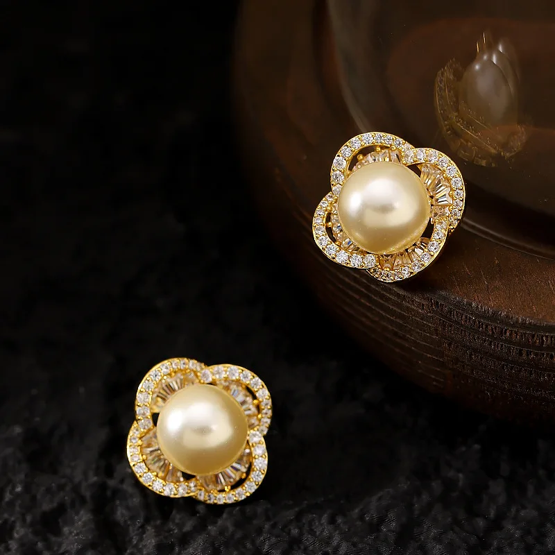 Fashionable and exquisite design full diamond zircon pearl flower earrings high-end personalized light luxury commuting earrings
Fashionable and exquisite design full diamond zircon pearl flower earrings high-end personalized light luxury commuting earrings