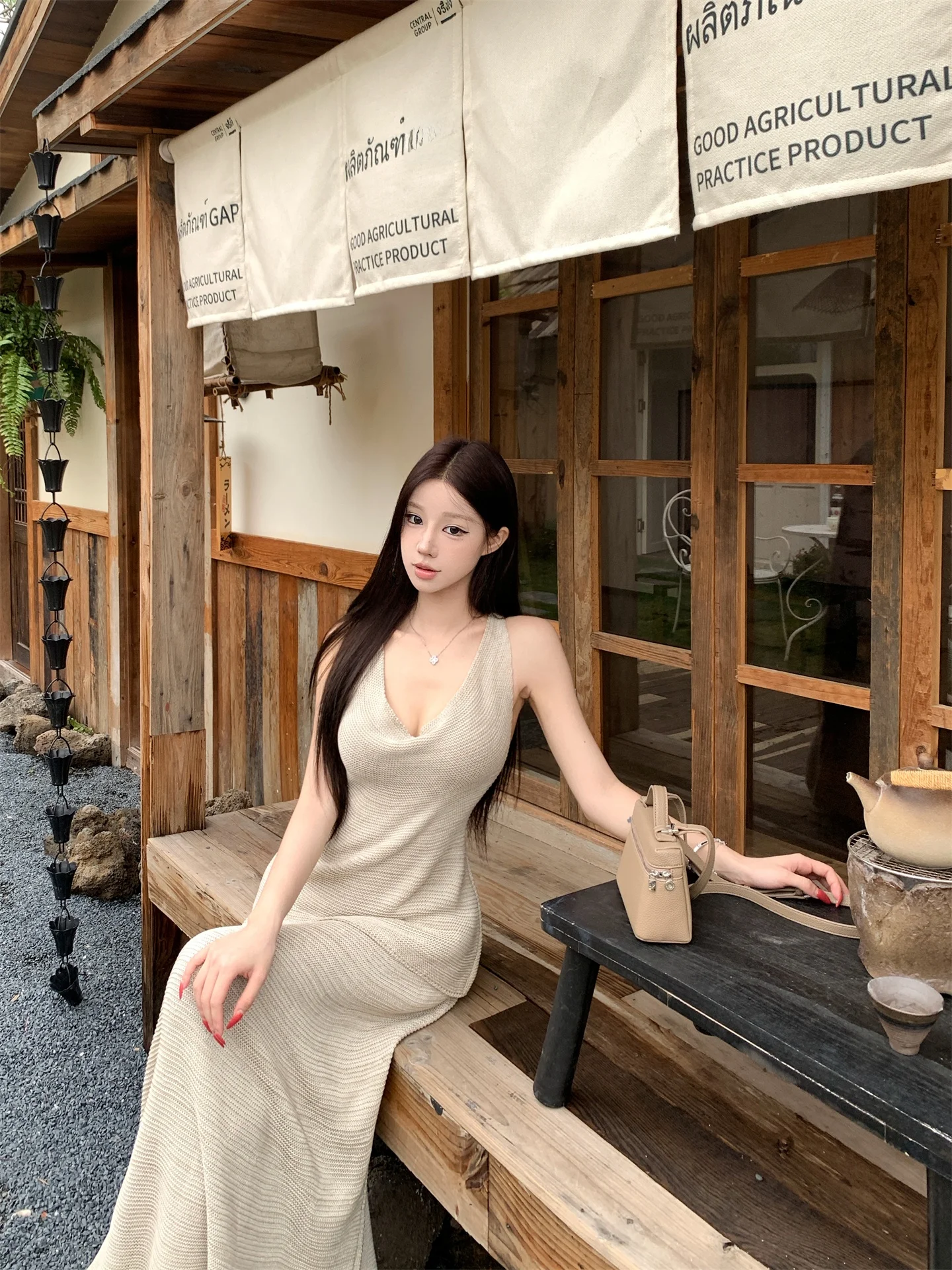 Loose Vintage Two-Piece Set Women's High Waist Halter Neck Vest And Midi Skirt Summer Fashion Ensemble Comfortable Style
Loose Vintage Two-Piece Set Women's High Waist Halter Neck Vest And Midi Skirt Summer Fashion Ensemble Comfortable Style
