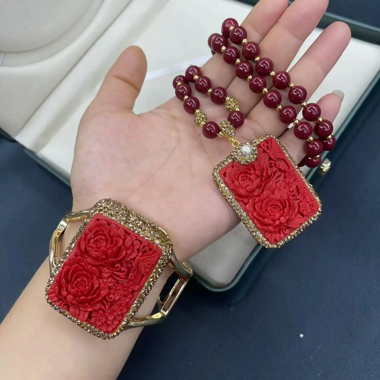 Ore celebrity red peony sweater chain open high-end atmosphere personalized inlaid jewelry sets Pendant necklace bracelet
Ore celebrity red peony sweater chain open high-end atmosphere personalized inlaid jewelry sets Pendant necklace bracelet