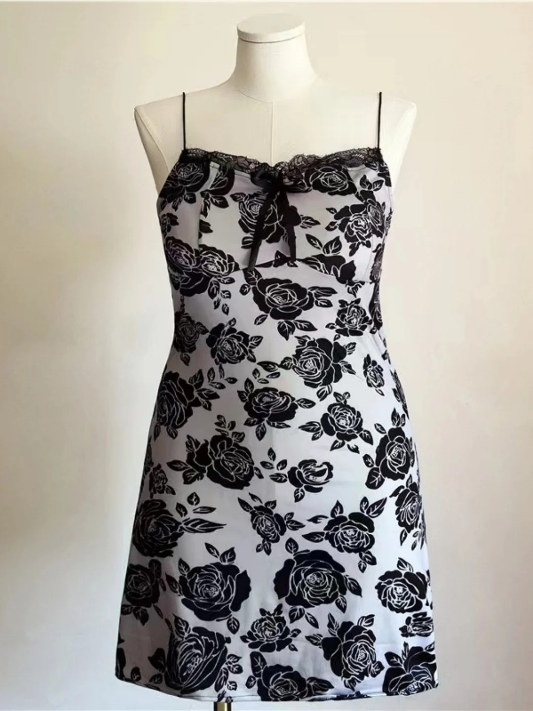 Summer Rose Lace Strap Sleep Dress Women Sleeveless One-Shoulder Backless High-End Home Clothes plus Size 300 Pounds
Summer Rose Lace Strap Sleep Dress Women Sleeveless One-Shoulder Backless High-End Home Clothes plus Size 300 Pounds