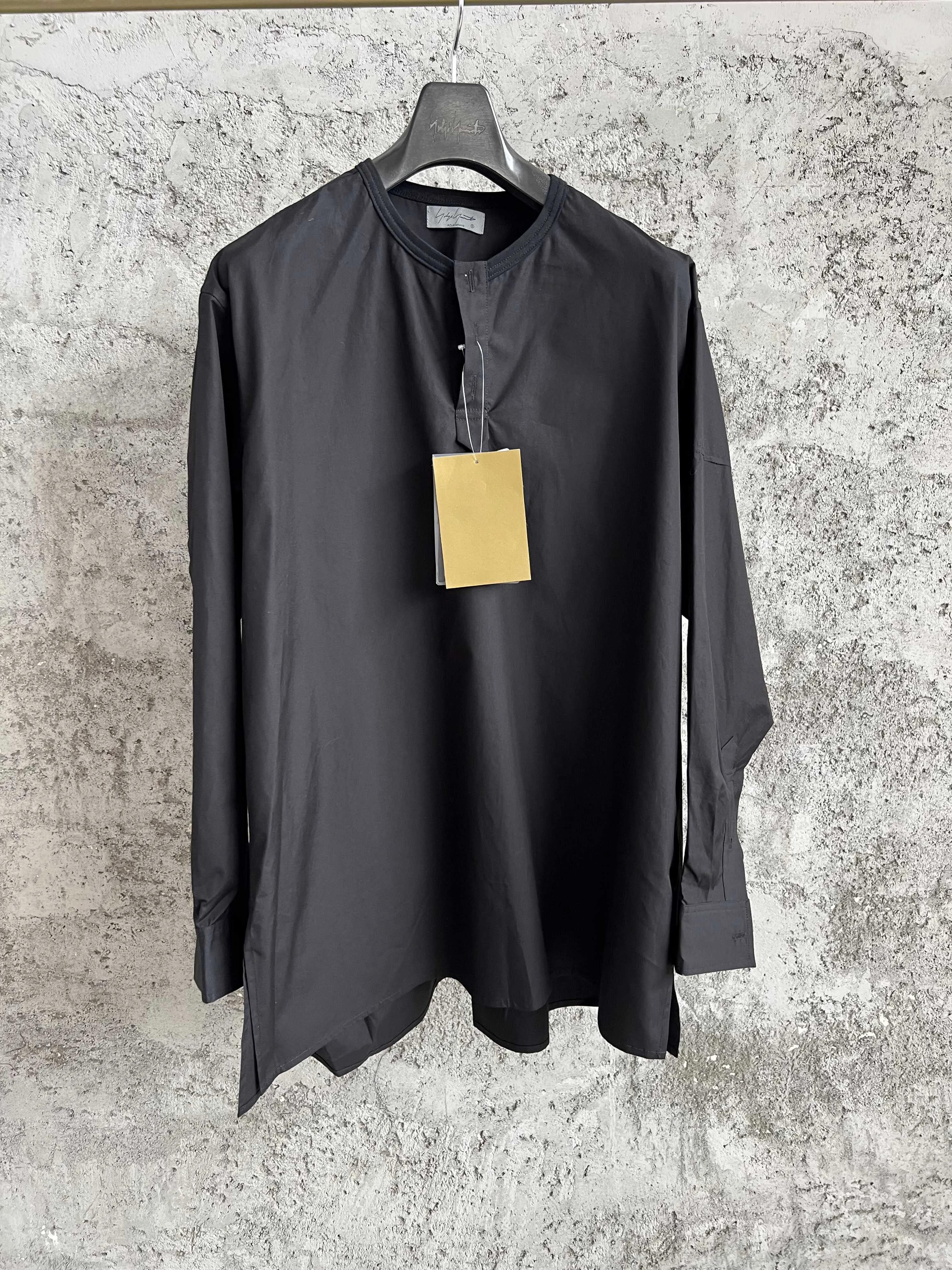 Original design sense, round hem, pleated pattern, long-sleeved single-breasted shirt for men
Original design sense, round hem, pleated pattern, long-sleeved single-breasted shirt for men