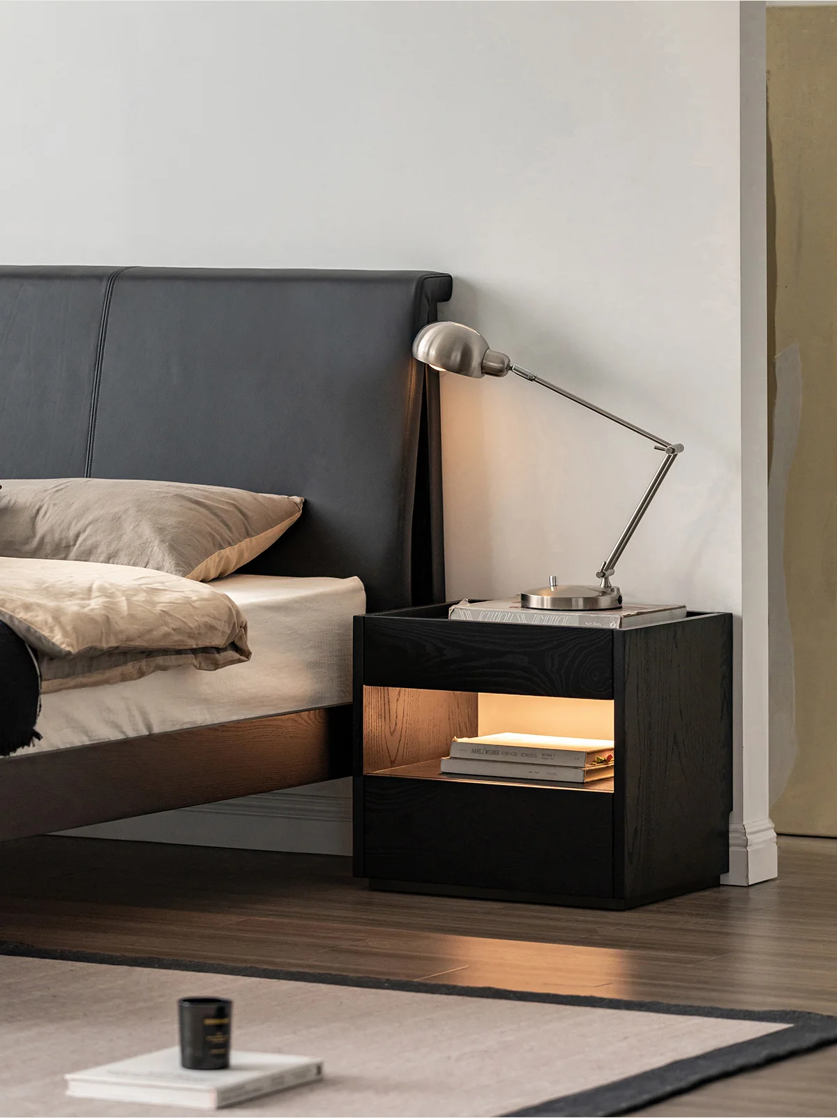 Italian minimalist solid wood bedside table Bedroom storage design with lamp black small storage bedside table
Italian minimalist solid wood bedside table Bedroom storage design with lamp black small storage bedside table