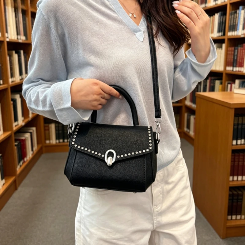 High quality women's style crossbody bag, outdoor leisure travel shoulder bag, classic fashion zipper handbag
High quality women's style crossbody bag, outdoor leisure travel shoulder bag, classic fashion zipper handbag