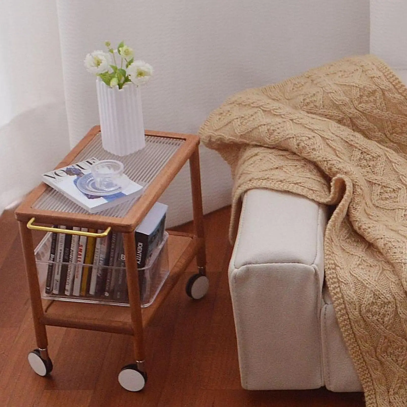 1:6 Scale Miniature Tea Table Micro Trolley Dollhouse Miniature Table Desk Model for Kitchen Bedroom Decoration
1:6 Scale Miniature Tea Table Micro Trolley Dollhouse Miniature Table Desk Model for Kitchen Bedroom Decoration