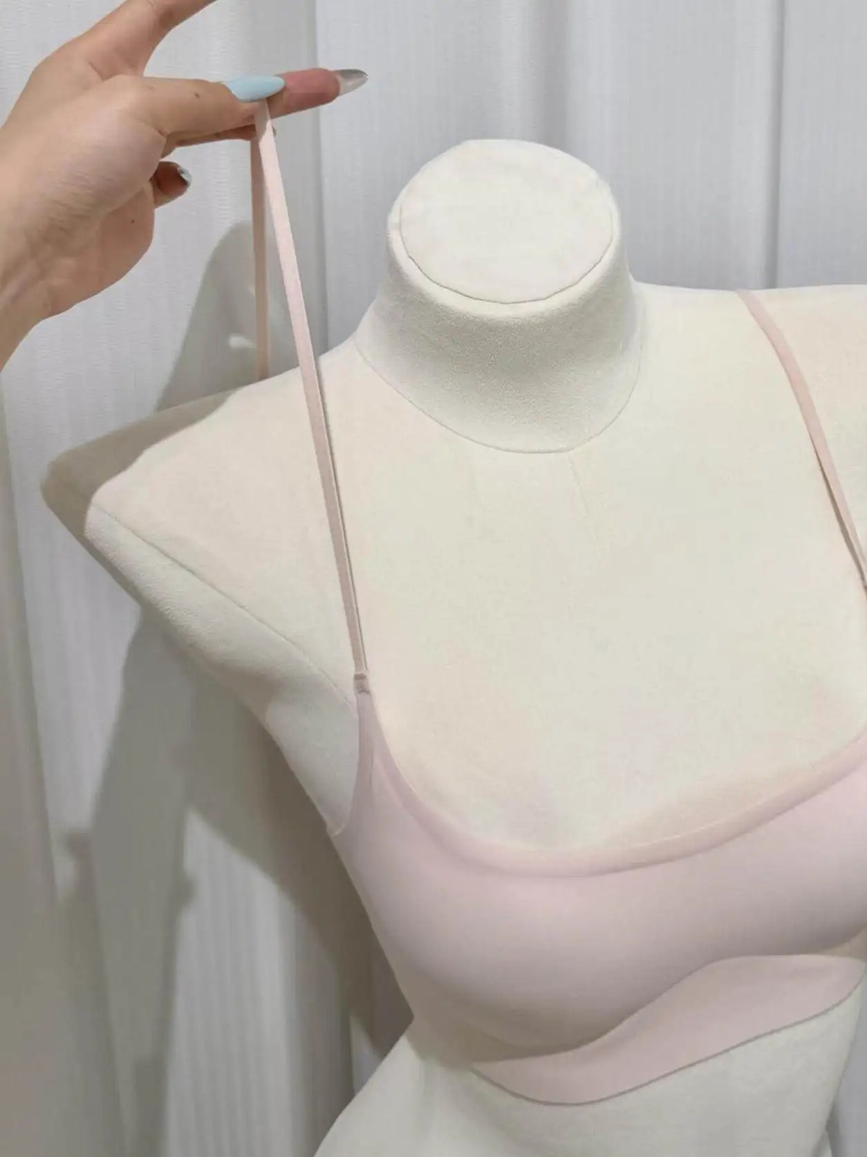 Low-Neck Thin Strap Bra Lightweight Slimming No Slip Detachable Shoulder Straps Seamless Metal Buckle Ladies Underwear
Low-Neck Thin Strap Bra Lightweight Slimming No Slip Detachable Shoulder Straps Seamless Metal Buckle Ladies Underwear