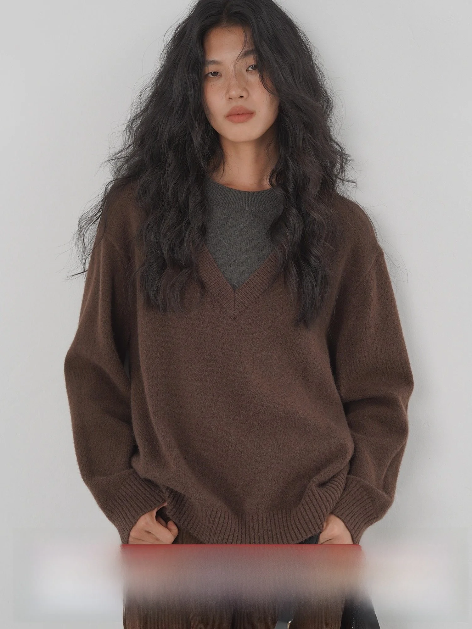 EIGHTHMONTH Early Autumn V-ne Knitted Sweater Fake Two-piecelazy Sle Women's Loose Fit Comfortable Long Sve Top
EIGHTHMONTH Early Autumn V-ne Knitted Sweater Fake Two-piecelazy Sle Women's Loose Fit Comfortable Long Sve Top