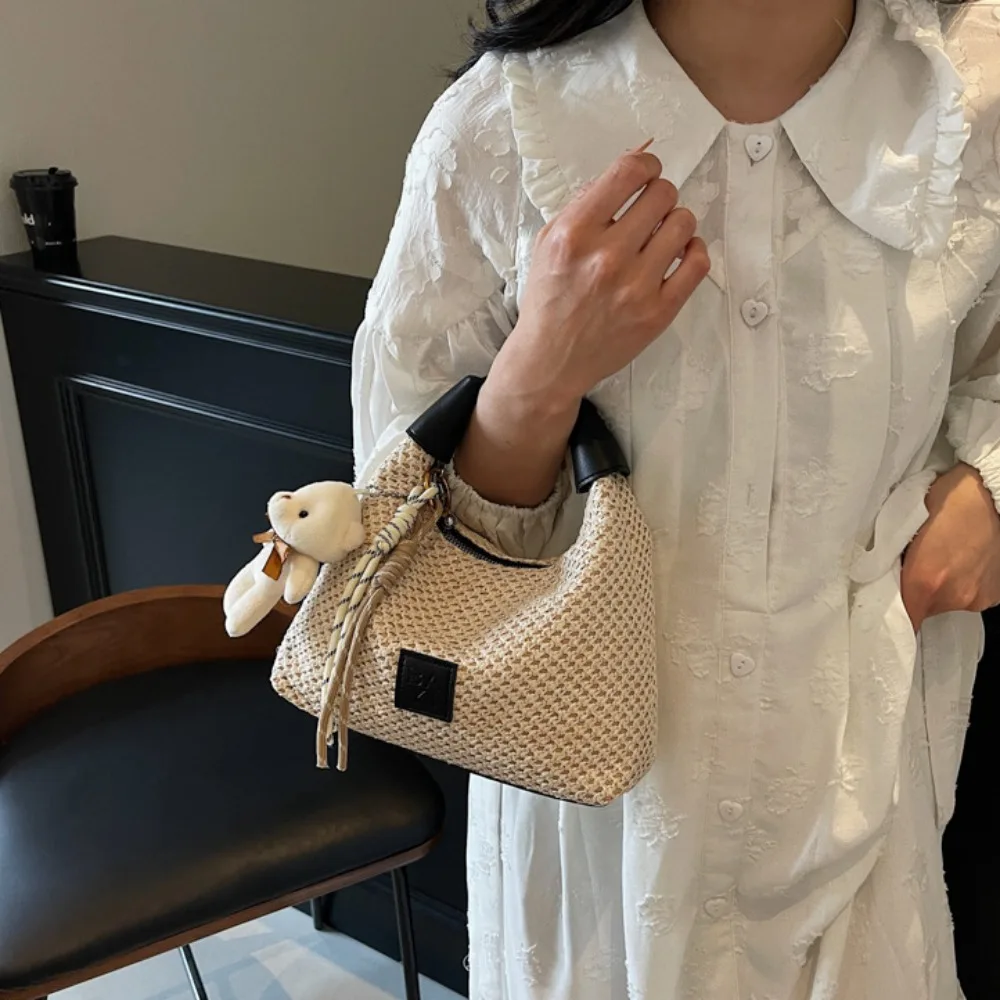 Simple Woven Style Shoulder Bag Large Capacity Fashion Straw Weaving Handag Casual Creative Crossbody Bag with Bear Pendant
Simple Woven Style Shoulder Bag Large Capacity Fashion Straw Weaving Handag Casual Creative Crossbody Bag with Bear Pendant