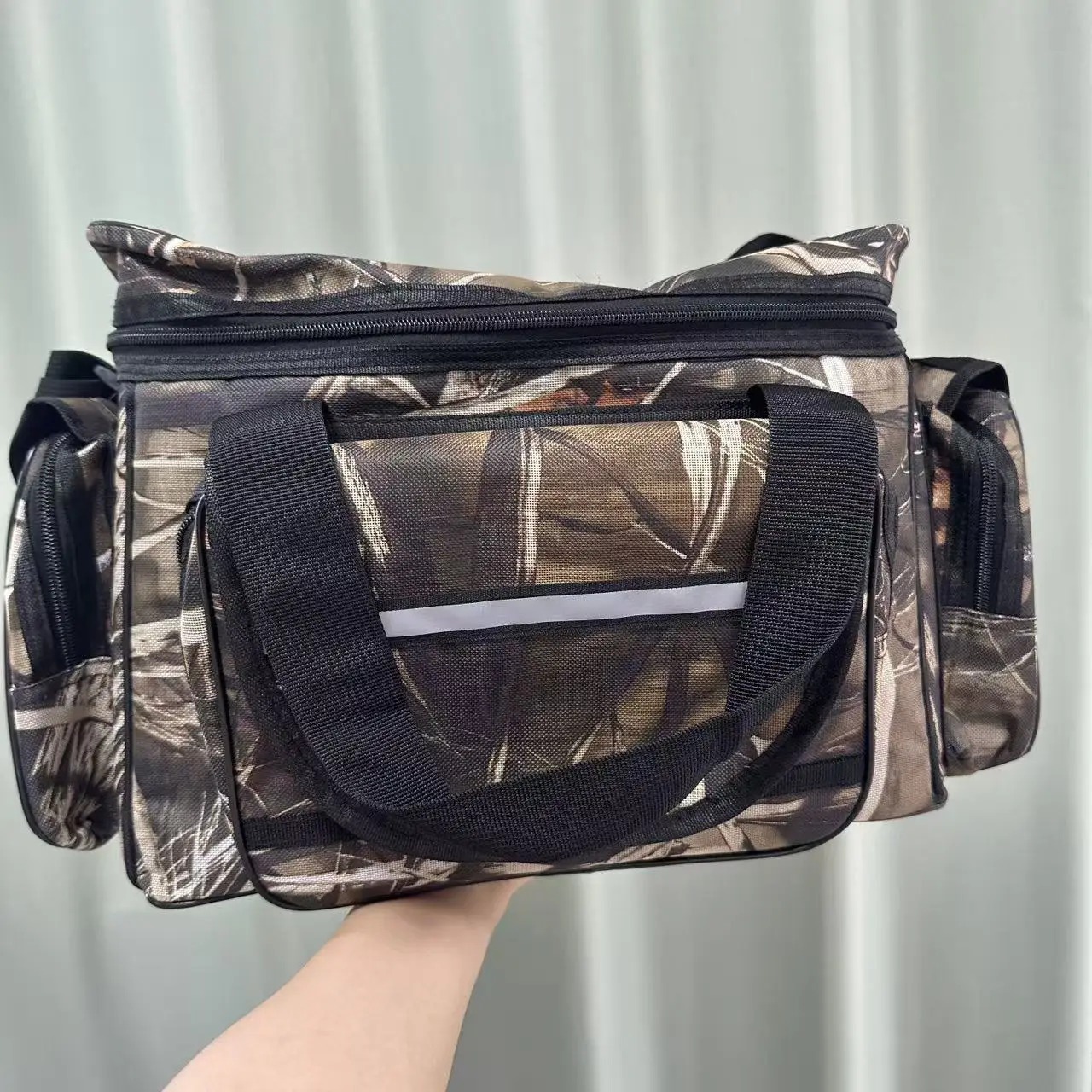 Motorcycle riding waterproof outdoor large capacity shoulder bag made of nylon material versatile and durable double-layer bag
Motorcycle riding waterproof outdoor large capacity shoulder bag made of nylon material versatile and durable double-layer bag