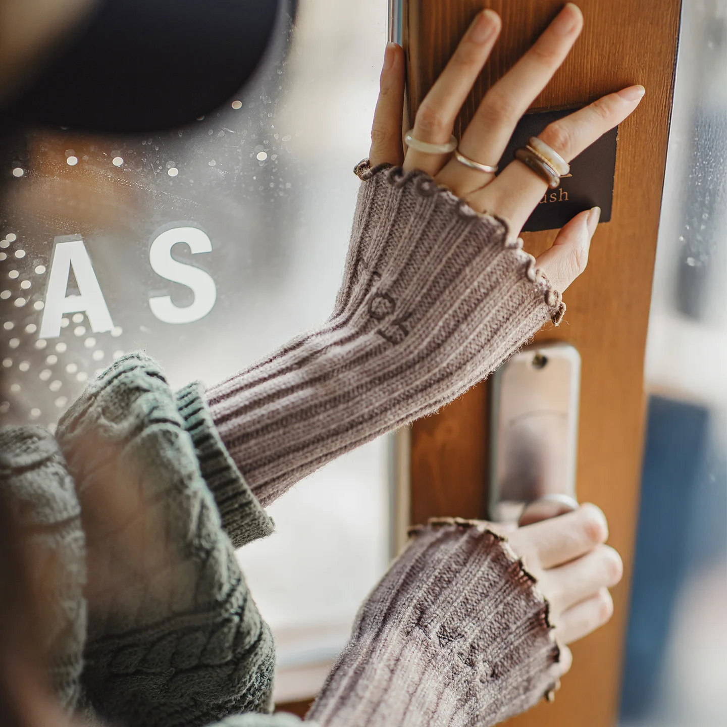 Maden женские длинные вязаные грелки без пальцев, толстые зимние перчатки с рукавами, искусственные многослойные грелки для рук, уютная мода
Maden женские длинные вязаные грелки без пальцев, толстые зимние перчатки с рукавами, искусственные многослойные грелки для рук, уютная мода