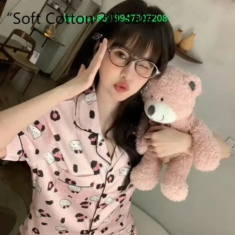 Новые летние розовые пижамы из ледяного шелка с лацканами и рисунком Hello Kitty, женские шорты с короткими рукавами, повседневный комплект домашней одежды
Новые летние розовые пижамы из ледяного шелка с лацканами и рисунком Hello Kitty, женские шорты с короткими рукавами, повседневный комплект домашней одежды