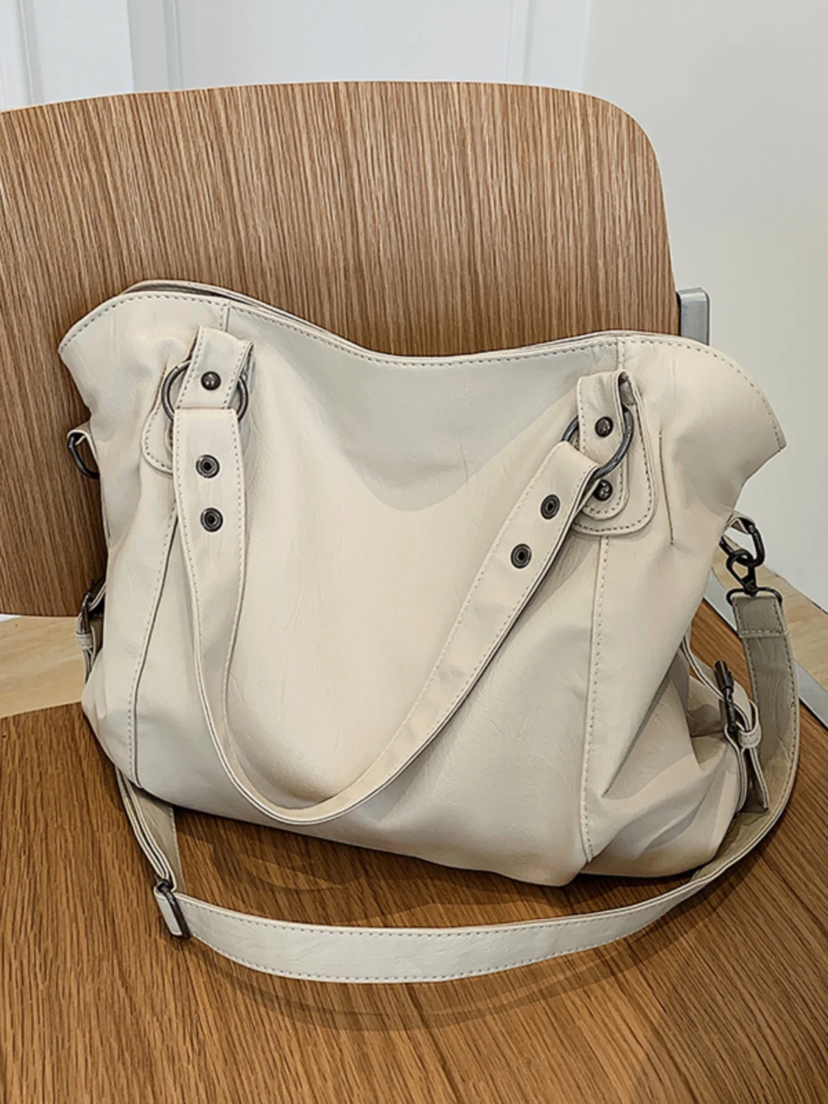 Women's Retro Shoulder Bag Female Luxury Black Classic Crossbody Bag Quality Leather Ladies Large Commuter Tote Handbag E5996
Women's Retro Shoulder Bag Female Luxury Black Classic Crossbody Bag Quality Leather Ladies Large Commuter Tote Handbag E5996