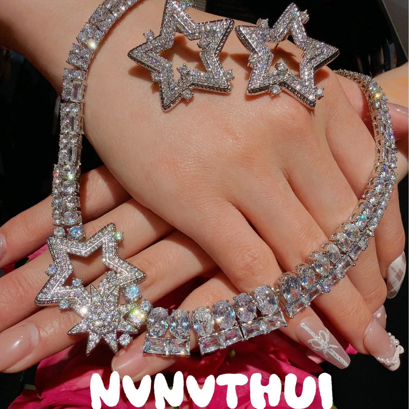 Набор украшений для вечеринок: ожерелье «Метеор» с крупными камнями и серьги «Сияющая звезда» со стразами, сверкающие ювелирные аксессуары для женщин
Набор украшений для вечеринок: ожерелье «Метеор» с крупными камнями и серьги «Сияющая звезда» со стразами, сверкающие ювелирные аксессуары для женщин