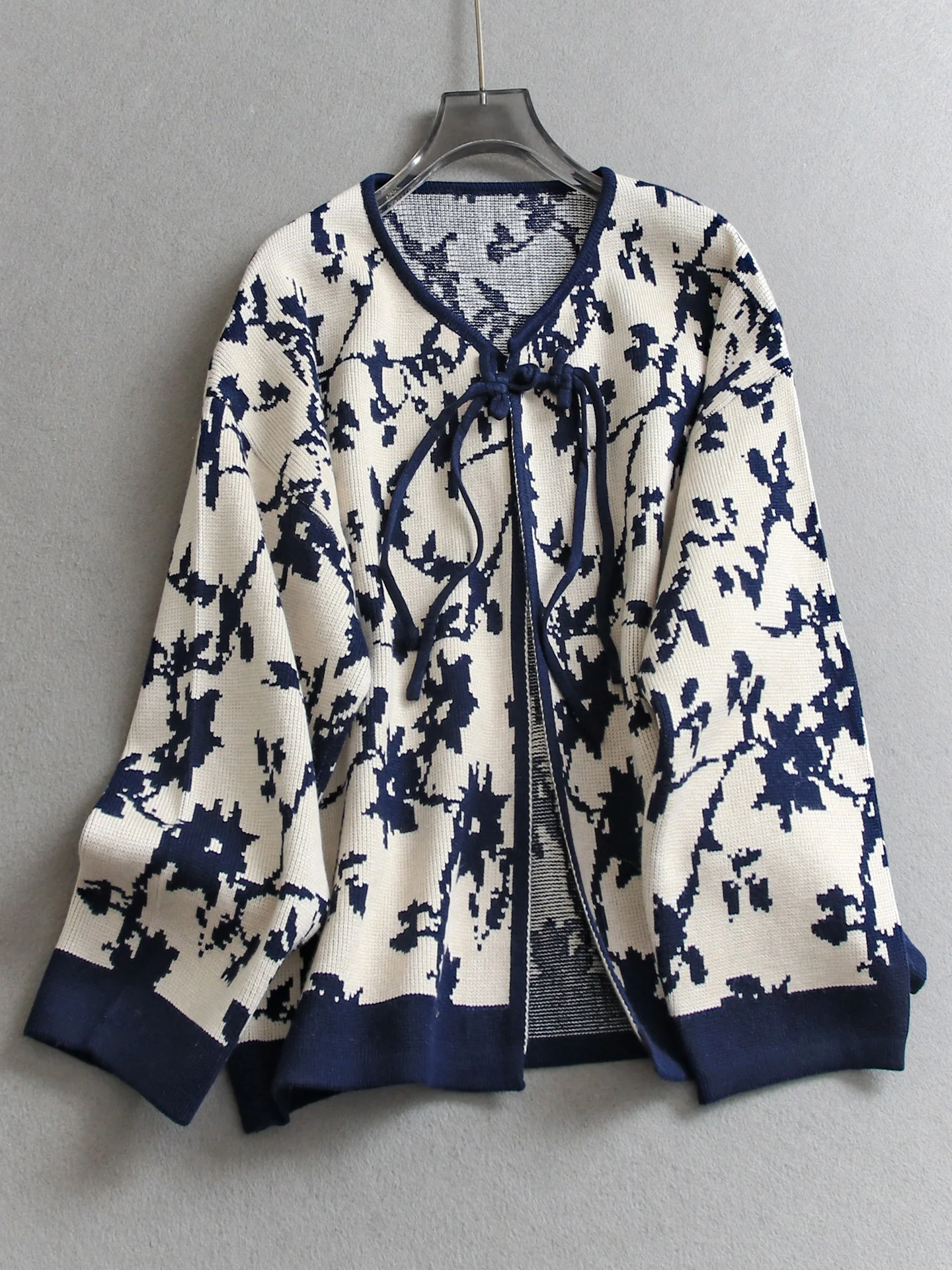 New Chinese Sle Retro Embroidered Knitted Long Sve Women's Sweater Coat with Button Casual Loose Fit Winter Outerwear
New Chinese Sle Retro Embroidered Knitted Long Sve Women's Sweater Coat with Button Casual Loose Fit Winter Outerwear