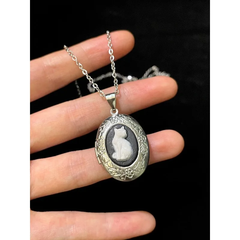 Dark Style Mysterious Cat Box Necklace, Mysterious Dark and Cute, Personalized Retro Outfit
Dark Style Mysterious Cat Box Necklace, Mysterious Dark and Cute, Personalized Retro Outfit