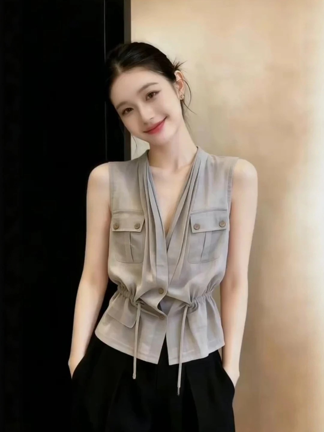 French Style Slim Fit Sleeveless Shirt Women's V-Neck Waist-Cinching Belted Fashionable Unique Beautiful Short Shirt
French Style Slim Fit Sleeveless Shirt Women's V-Neck Waist-Cinching Belted Fashionable Unique Beautiful Short Shirt