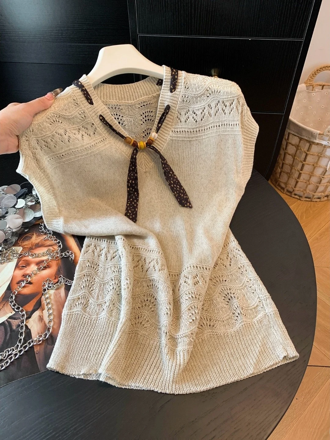 Lightweight Hollow out V-Neck Knitwear Short Sleeve Korean Style Silk Scarf Neckline Summer Top for Women Commute Friendly
Lightweight Hollow out V-Neck Knitwear Short Sleeve Korean Style Silk Scarf Neckline Summer Top for Women Commute Friendly