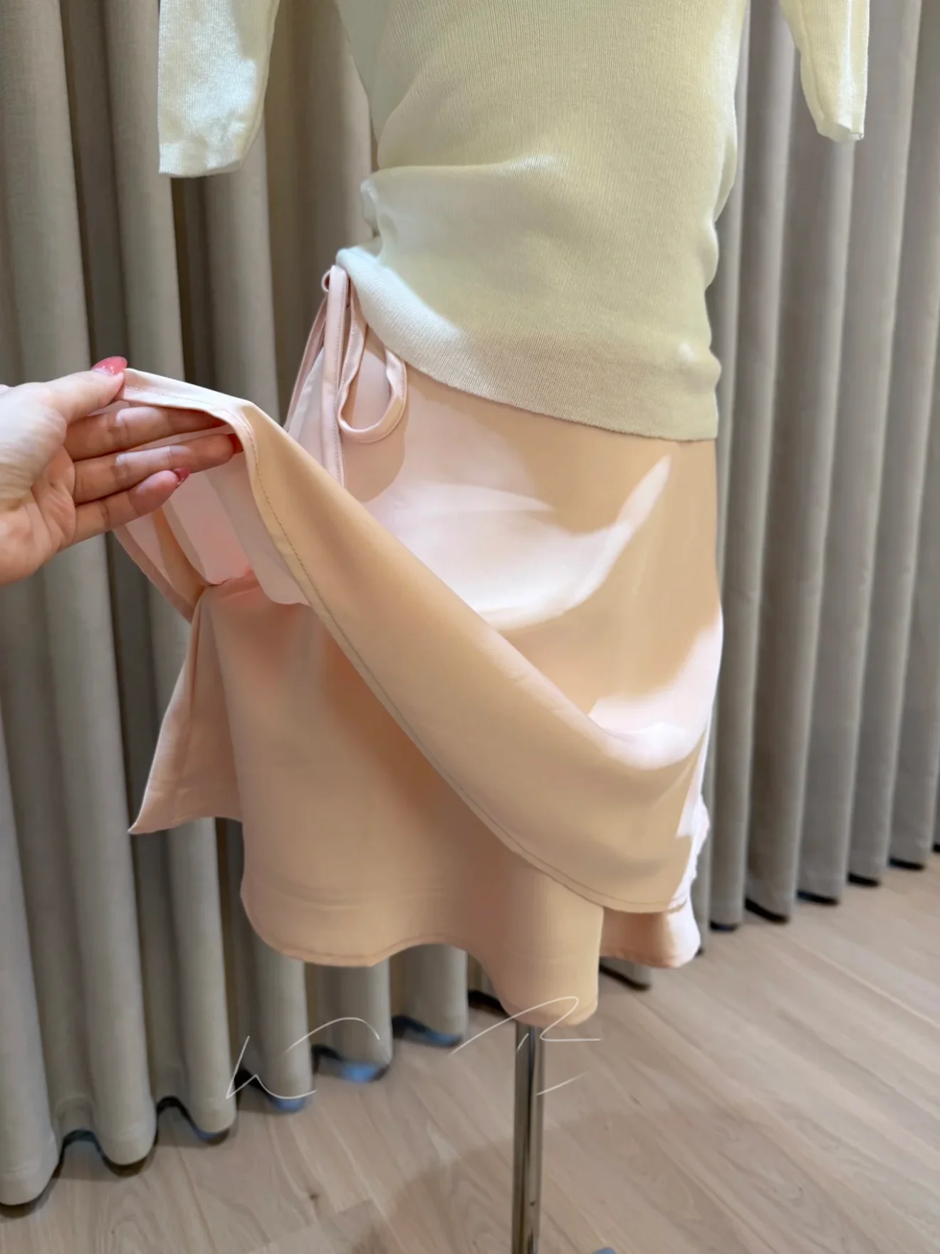 Элегантная облегающая трикотажная шелковая полуюбка в корейском стиле, двухслойная юбка, розовый женский модный комплект, летний сезон
Элегантная облегающая трикотажная шелковая полуюбка в корейском стиле, двухслойная юбка, розовый женский модный комплект, летний сезон
