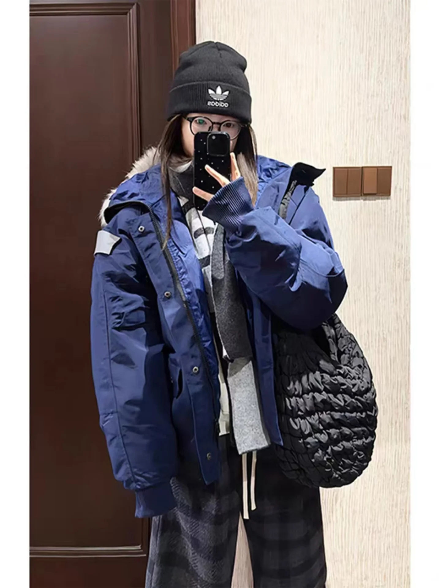 Утепленная синяя мужская зимняя парка в американском рабочем стиле с меховым воротником и капюшоном, приталенный крой, полиэстер
Утепленная синяя мужская зимняя парка в американском рабочем стиле с меховым воротником и капюшоном, приталенный крой, полиэстер