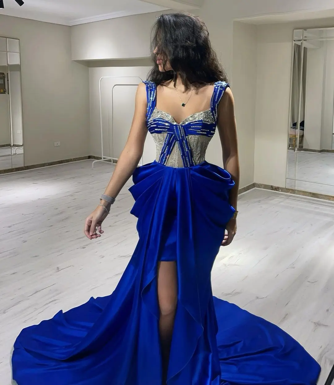Blue Spaghetti Straps Prom Dresses Mermaid Crystal Beads Ruched Floor-length Elegant Formal Occasion Evening Dresses Party Gown
Blue Spaghetti Straps Prom Dresses Mermaid Crystal Beads Ruched Floor-length Elegant Formal Occasion Evening Dresses Party Gown