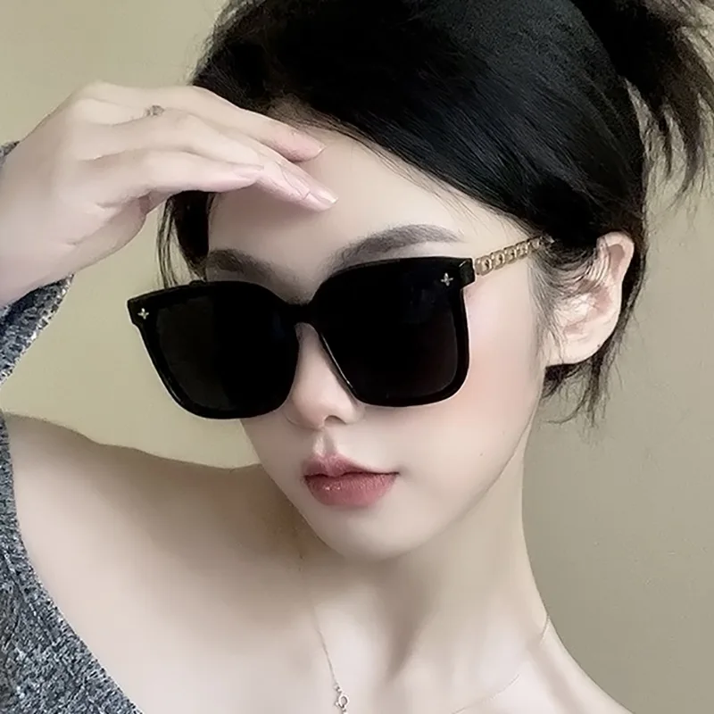 2023 Luxury Gold Chain Leg Sunglasses Fashion Square Large Frame Women's Sunglasses Premium Sense Travel Glasses Men
2023 Luxury Gold Chain Leg Sunglasses Fashion Square Large Frame Women's Sunglasses Premium Sense Travel Glasses Men