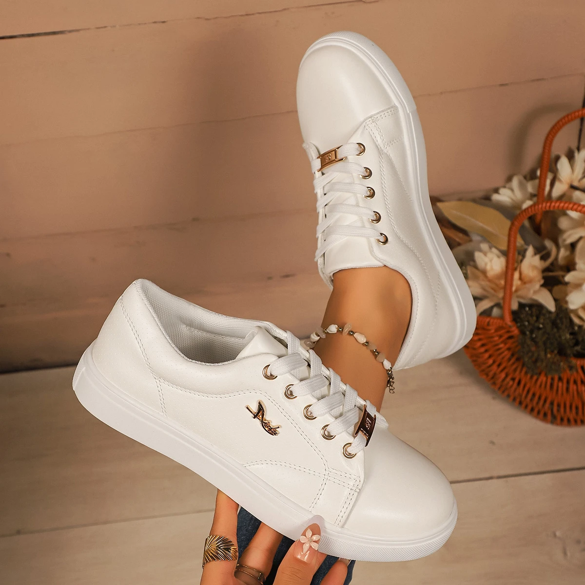 Женские кроссовки, трендовые прогулочные кроссовки на мягкой подошве, весенне-осенняя модная дышащая обувь, женские удобные повседневные кроссовки
Женские кроссовки, трендовые прогулочные кроссовки на мягкой подошве, весенне-осенняя модная дышащая обувь, женские удобные повседневные кроссовки