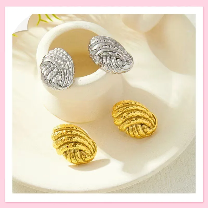 Wind Fashion Personality Gold Beating Pattern Bread Pattern Stud Earrings Women's Titanium Steel Niche Design Non-fading Earring
Wind Fashion Personality Gold Beating Pattern Bread Pattern Stud Earrings Women's Titanium Steel Niche Design Non-fading Earring