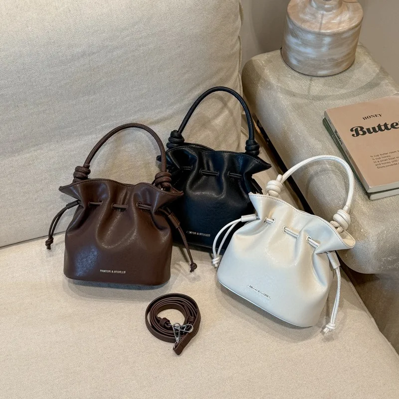 PU Shoulder Bag Inner Multi-pocket Pleated Drawstring Bag Body Design Versatile, Simple and Advanced Portable Messenger Bag
PU Shoulder Bag Inner Multi-pocket Pleated Drawstring Bag Body Design Versatile, Simple and Advanced Portable Messenger Bag