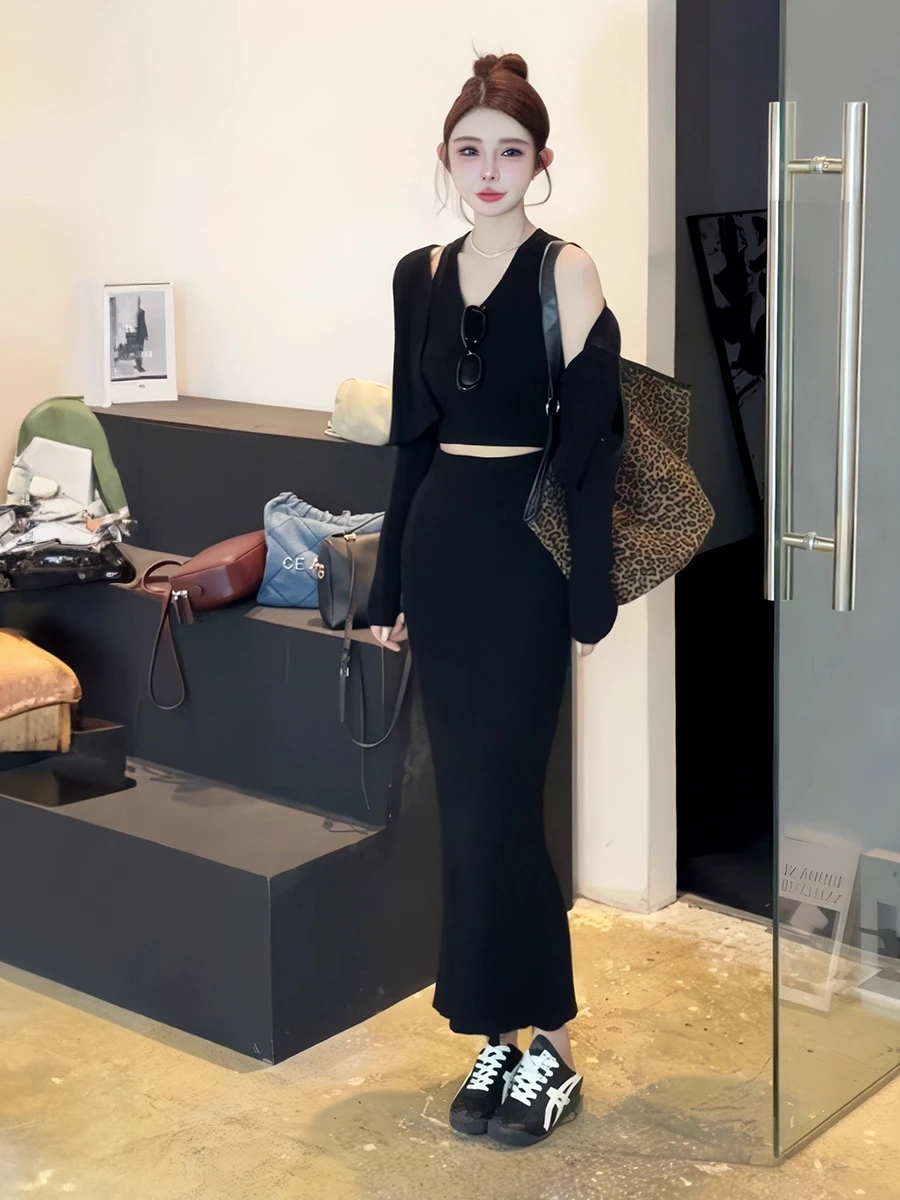 Sexy Slim Fit Strap Cardigan Top Women's Set Spring Autumn 2025 New High Waist Knitted Half Skirt Three Piece Set Casual Style
Sexy Slim Fit Strap Cardigan Top Women's Set Spring Autumn 2025 New High Waist Knitted Half Skirt Three Piece Set Casual Style