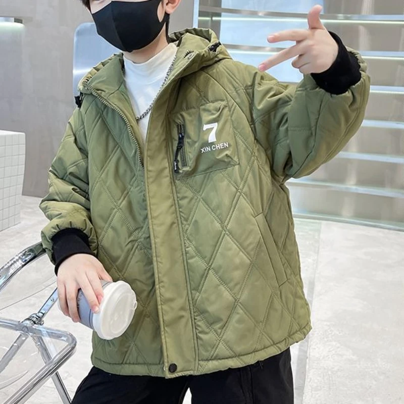 Стеганое утепленное зимнее пальто нового стиля для мальчиков 2025 года для малышей и мальчиков — стильная детская хлопковая куртка
Стеганое утепленное зимнее пальто нового стиля для мальчиков 2025 года для малышей и мальчиков — стильная детская хлопковая куртка