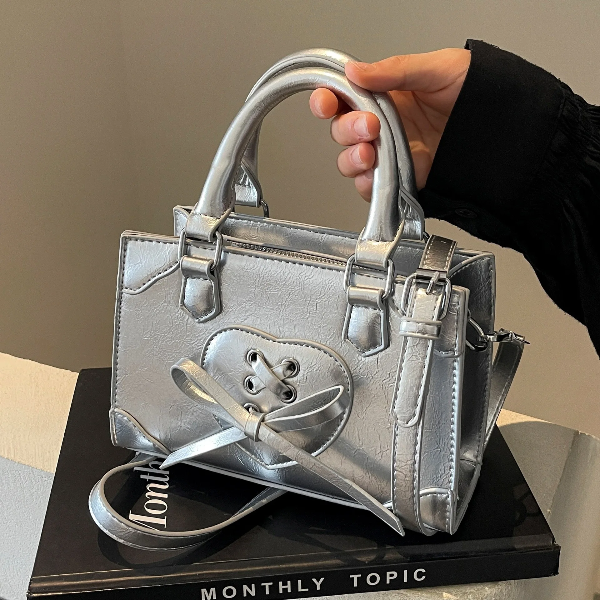 Fashion Handheld Small Square Bag Women New Simple Moto and Biker Style Shoulder Bag Female Versatile Commuter Crossbody Bag
Fashion Handheld Small Square Bag Women New Simple Moto and Biker Style Shoulder Bag Female Versatile Commuter Crossbody Bag