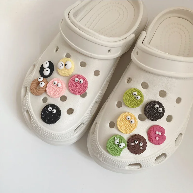 Simulated Biscuit Cute Clogs Charms Desiger DIY Fashion Cartoon Foods Clogs Jeans Colorful Shoe Charms for Sandals All-match
Simulated Biscuit Cute Clogs Charms Desiger DIY Fashion Cartoon Foods Clogs Jeans Colorful Shoe Charms for Sandals All-match