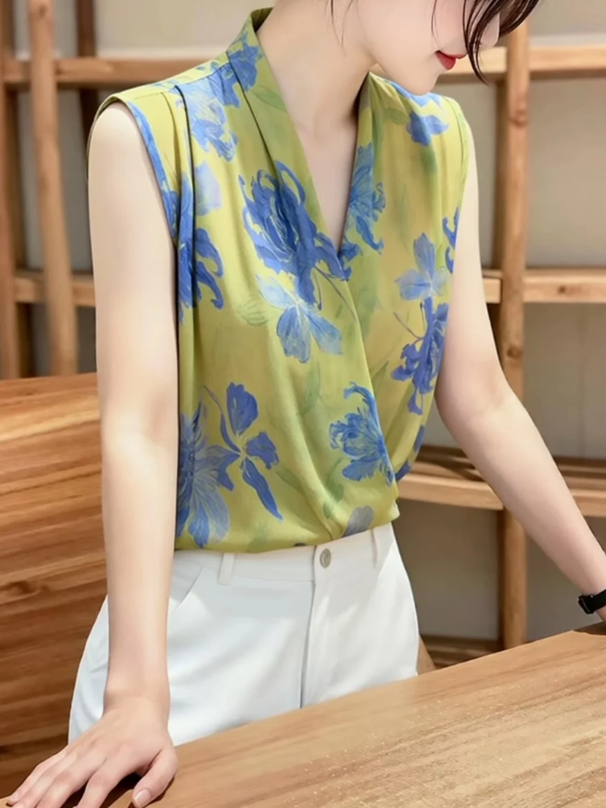 Summer Women's Printed V-Neck Sleeveless Chiffon Top Slimming Design Casual Style Floral Pattern Regular Length Fashionable Top
Summer Women's Printed V-Neck Sleeveless Chiffon Top Slimming Design Casual Style Floral Pattern Regular Length Fashionable Top
