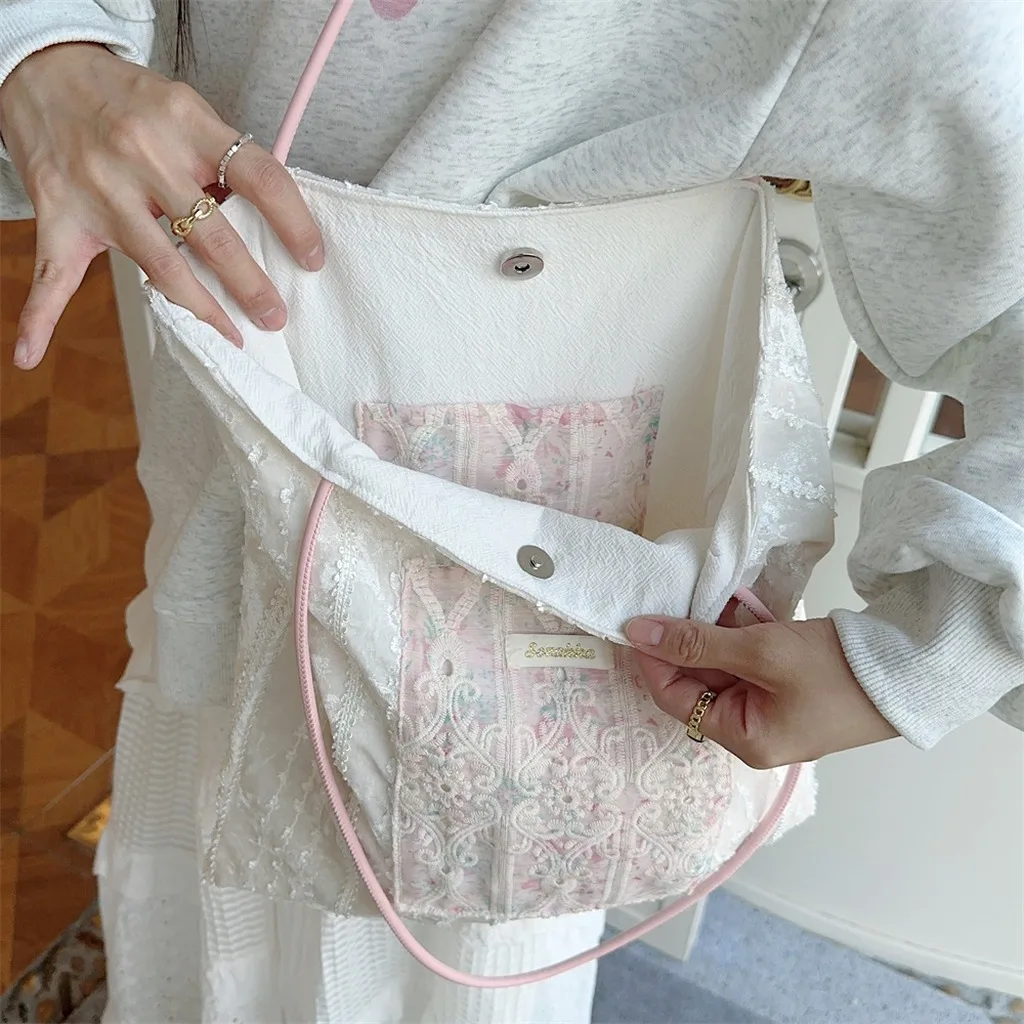 Lace Embroidered Canvas Tote Bag Large Capacity Shimmer Unique Design Shoulder Handbag For Young Girls Daily Commute
Lace Embroidered Canvas Tote Bag Large Capacity Shimmer Unique Design Shoulder Handbag For Young Girls Daily Commute