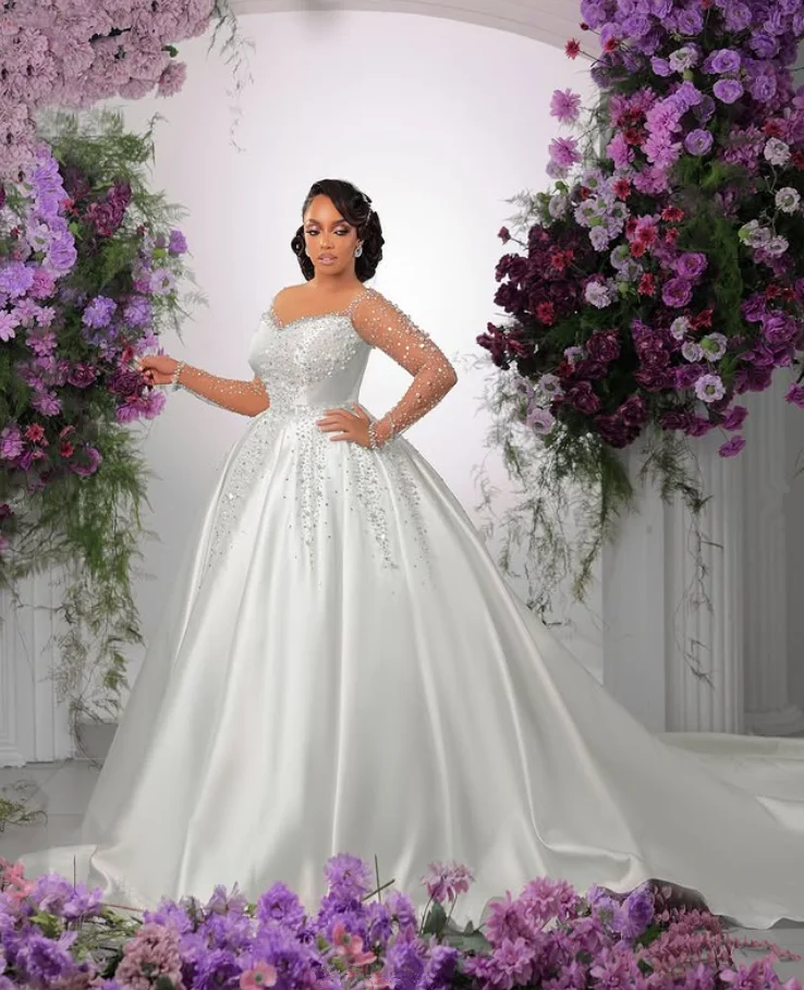Illusion Long Sleeve Sparkly Wedding Dresses with Detachable Train Crystal Beaded Customsized Saudi Bridal Gown Outfit
Illusion Long Sleeve Sparkly Wedding Dresses with Detachable Train Crystal Beaded Customsized Saudi Bridal Gown Outfit