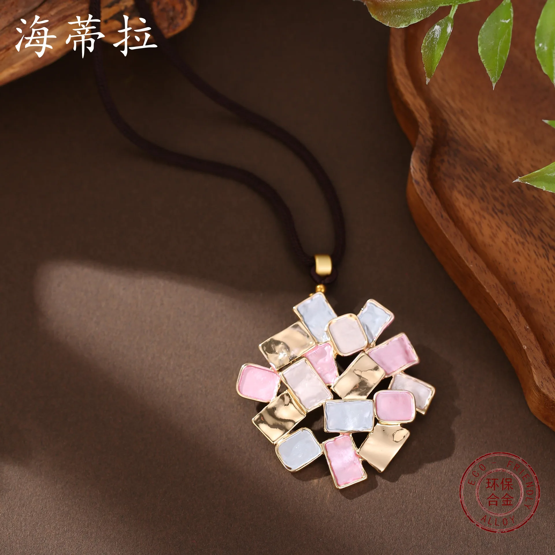 Новое цветное ожерелье с геометрическим квадратным кулоном из плетеного шнура, женское ретро-ожерелье, универсальное длинное украшение на шею.
Новое цветное ожерелье с геометрическим квадратным кулоном из плетеного шнура, женское ретро-ожерелье, универсальное длинное украшение на шею.