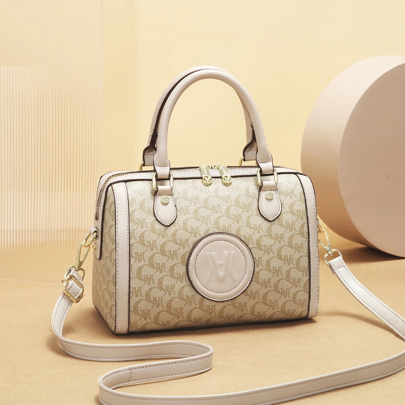 The trend of simple retro letter-printed women's handbag, all matching texture single shoulder crossbody bag
The trend of simple retro letter-printed women's handbag, all matching texture single shoulder crossbody bag