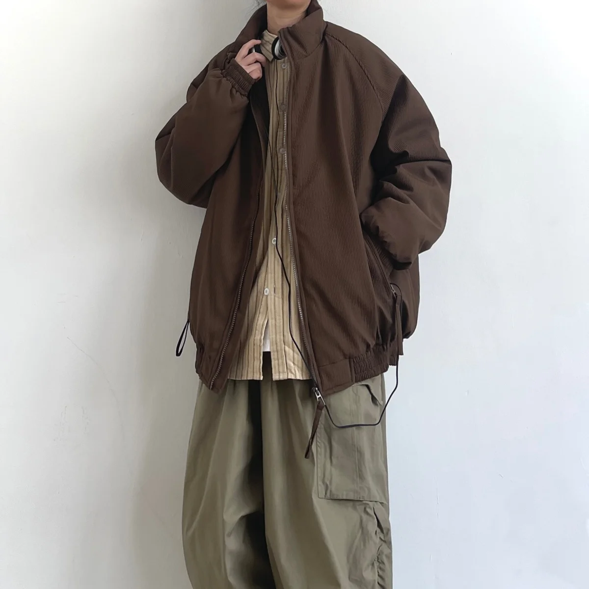 Зимняя утепленная хлопковая куртка с воротником-стойкой, свободного кроя, повседневная, унисекс, модная брендовая хлопковая верхняя одежда
Зимняя утепленная хлопковая куртка с воротником-стойкой, свободного кроя, повседневная, унисекс, модная брендовая хлопковая верхняя одежда