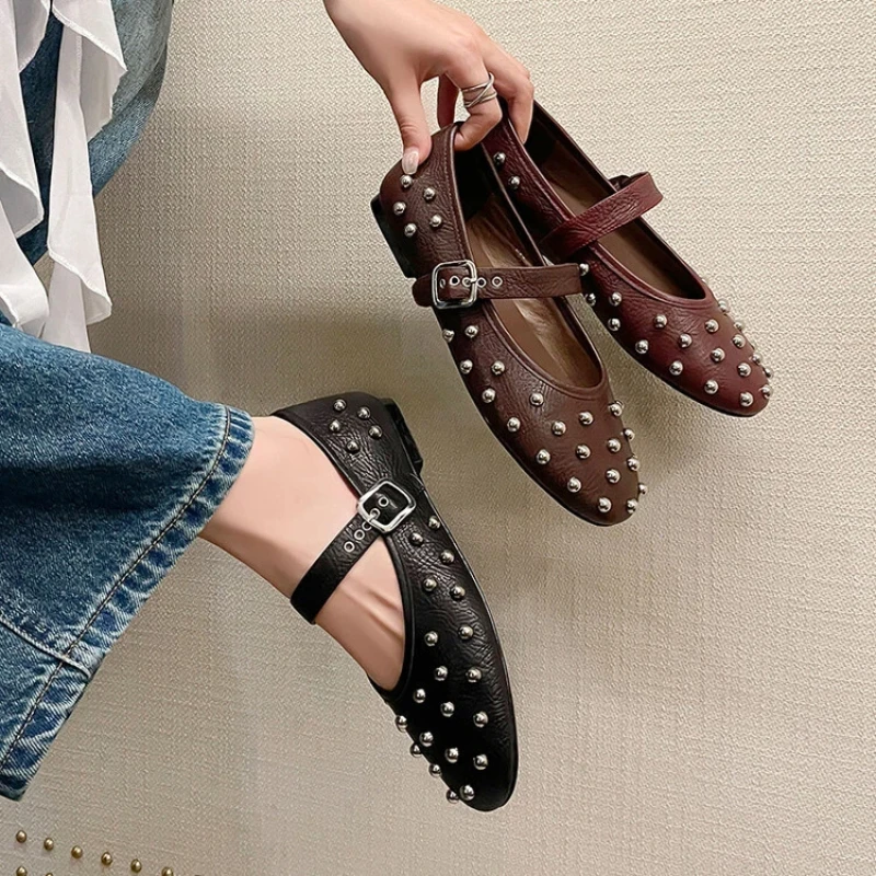 Elegant Full-Grain Cowhide Round Toe Flats With Rivet Embellishments Chic Shine Flats With Buckle Strap For Women Wear
Elegant Full-Grain Cowhide Round Toe Flats With Rivet Embellishments Chic Shine Flats With Buckle Strap For Women Wear