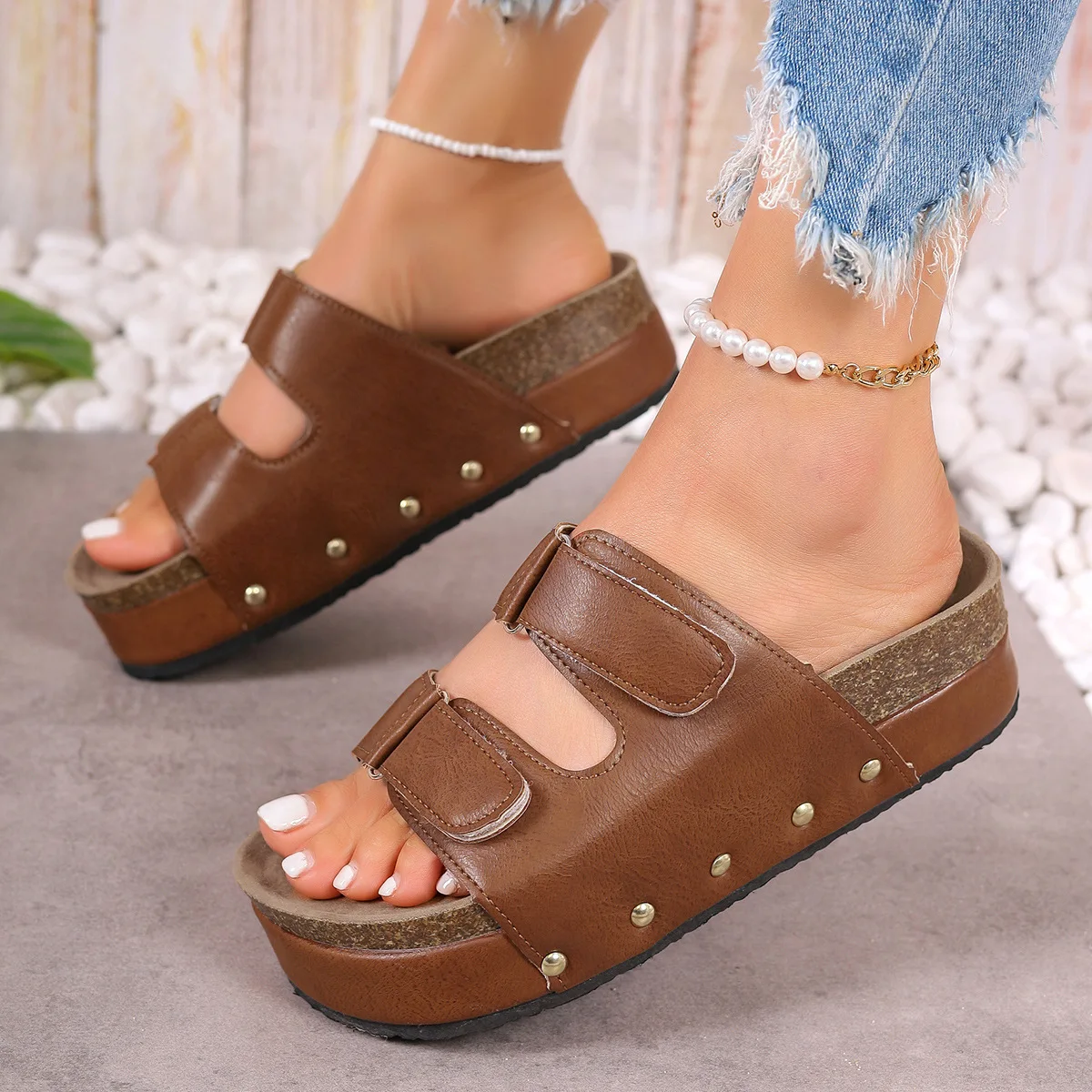 Summer Women's Wedges Slippers Outdoor Flatform Double Buckle Thick Sole Slope Heel Platform Casual Slides Rivet Shoes Women
Summer Women's Wedges Slippers Outdoor Flatform Double Buckle Thick Sole Slope Heel Platform Casual Slides Rivet Shoes Women