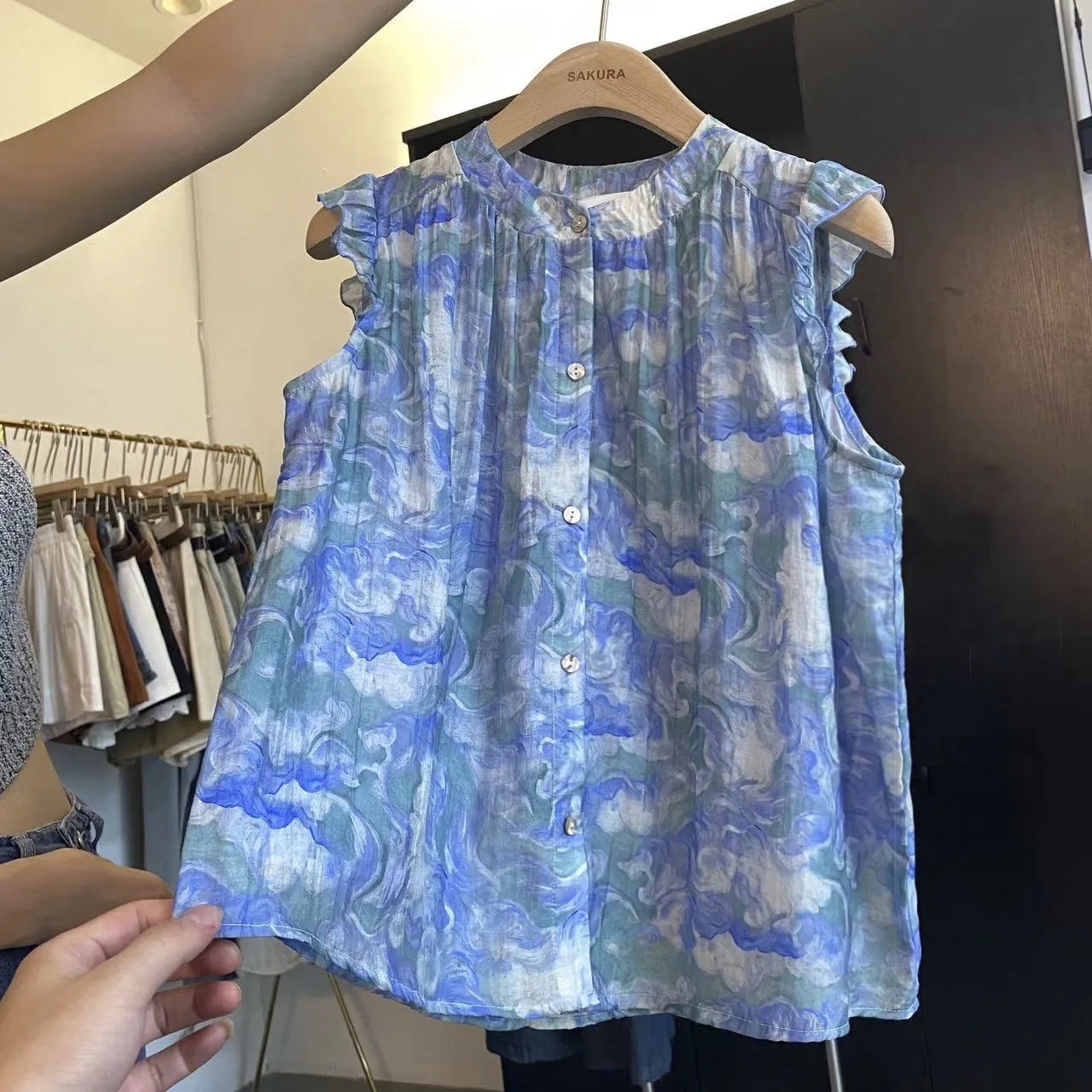 DIYI Style Women's Korean Summer Fashion Gradient Design Unique Age-Defying Fly Sleeve Shirt Commute Style Straight Cut
DIYI Style Women's Korean Summer Fashion Gradient Design Unique Age-Defying Fly Sleeve Shirt Commute Style Straight Cut