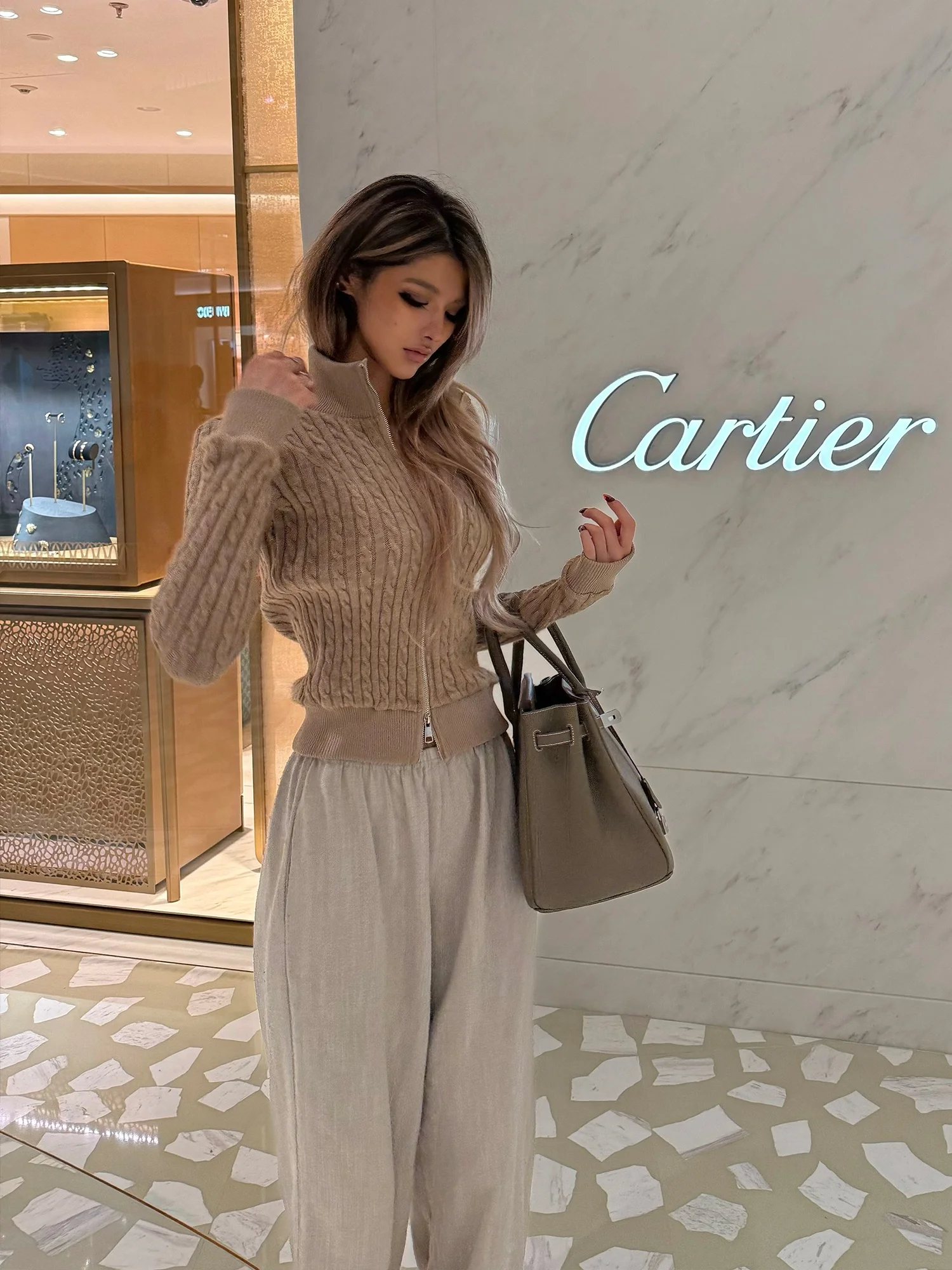 Женский повседневный вязаный свитер-жакет Slim Fit из смесового волокна с дышащим и комфортным узором «косы»
Женский повседневный вязаный свитер-жакет Slim Fit из смесового волокна с дышащим и комфортным узором «косы»