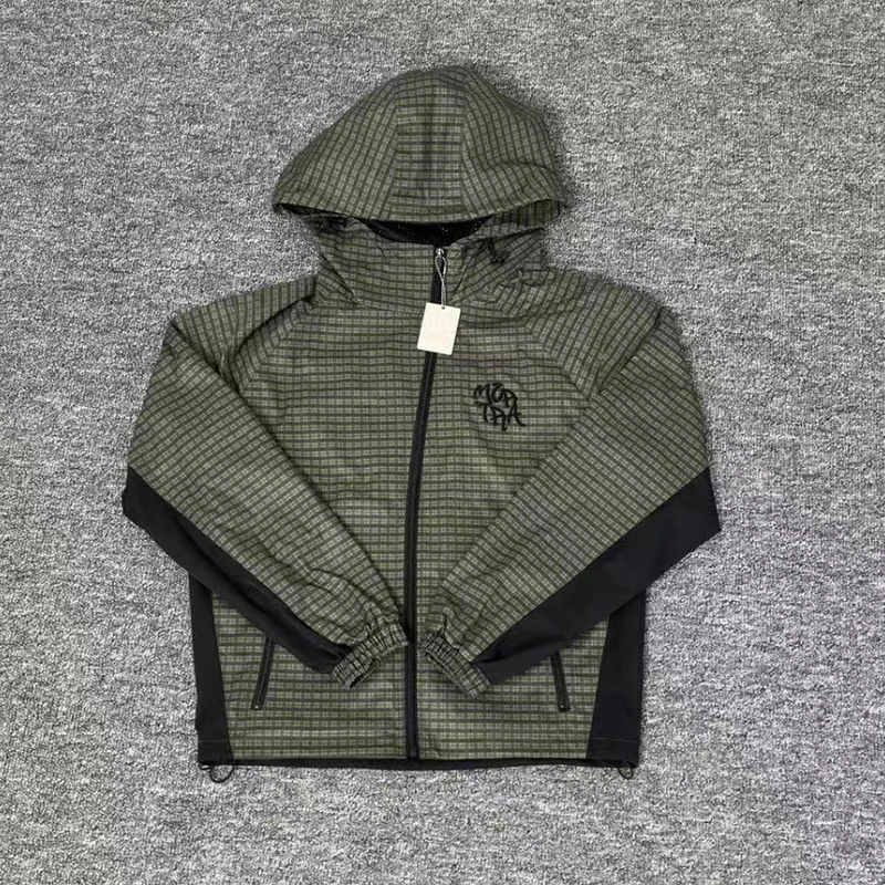 Куртка-ветровка Mertra с капюшоном, унисекс, весна-осень, трендовая, в клетку, с объемным логотипом, свободного кроя
Куртка-ветровка Mertra с капюшоном, унисекс, весна-осень, трендовая, в клетку, с объемным логотипом, свободного кроя