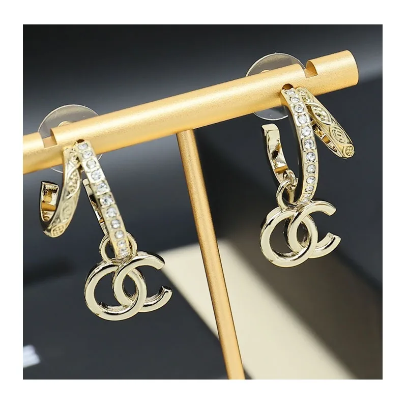 New Row of Diamonds, Pendant Letter Earrings, Elegant and High-end, Full of Smart and Temperamental Earrings, Women's Needles.
New Row of Diamonds, Pendant Letter Earrings, Elegant and High-end, Full of Smart and Temperamental Earrings, Women's Needles.