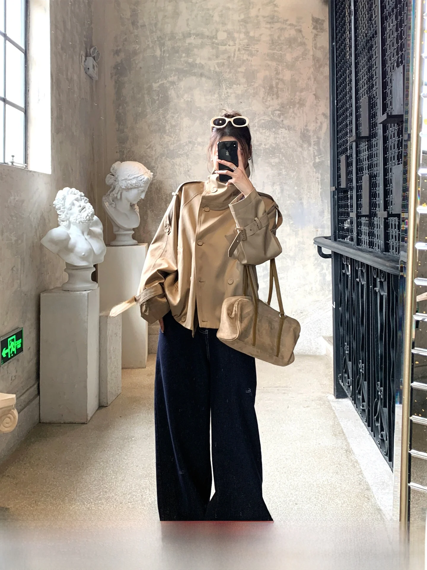 Классическая женская куртка GV в британском стиле с двойной застежкой на пуговицах и воротником-стойкой, осенняя новинка, свободный крой, однотонная, для повседневной носки
Классическая женская куртка GV в британском стиле с двойной застежкой на пуговицах и воротником-стойкой, осенняя новинка, свободный крой, однотонная, для повседневной носки