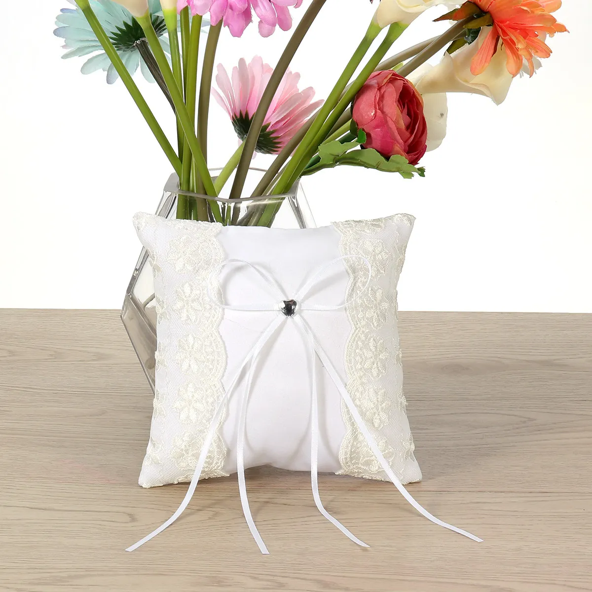 White Wedding Ring Pillow Lace Flower Satin Ribbon Decoration 15x15cm Ring Bearer Pillow Pocket Style Wedding Ceremony
White Wedding Ring Pillow Lace Flower Satin Ribbon Decoration 15x15cm Ring Bearer Pillow Pocket Style Wedding Ceremony