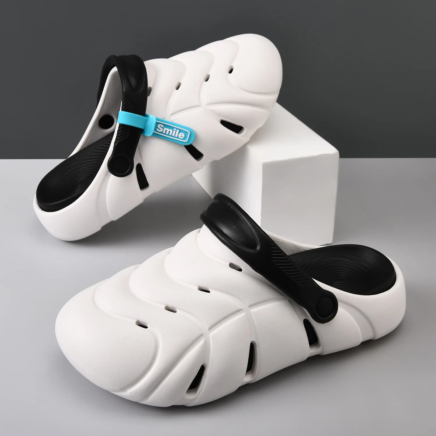 Versatile casual slippers for both boys and girls hollow out and breathable with a cool heel Summer cool slippers beach slippers
Versatile casual slippers for both boys and girls hollow out and breathable with a cool heel Summer cool slippers beach slippers